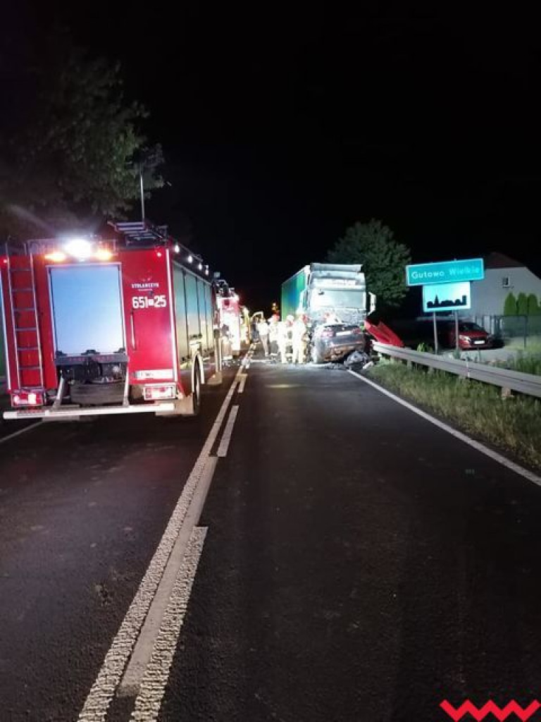  Zderzenie osobówki z ciężarówką. Nie żyje jedna osoba