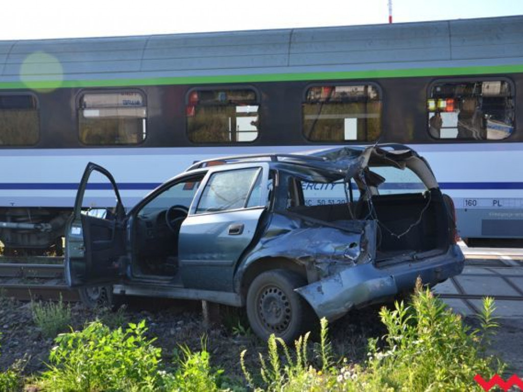 Samochód wjechał pod jadący pociąg Intercity. Jedna osoba ranna