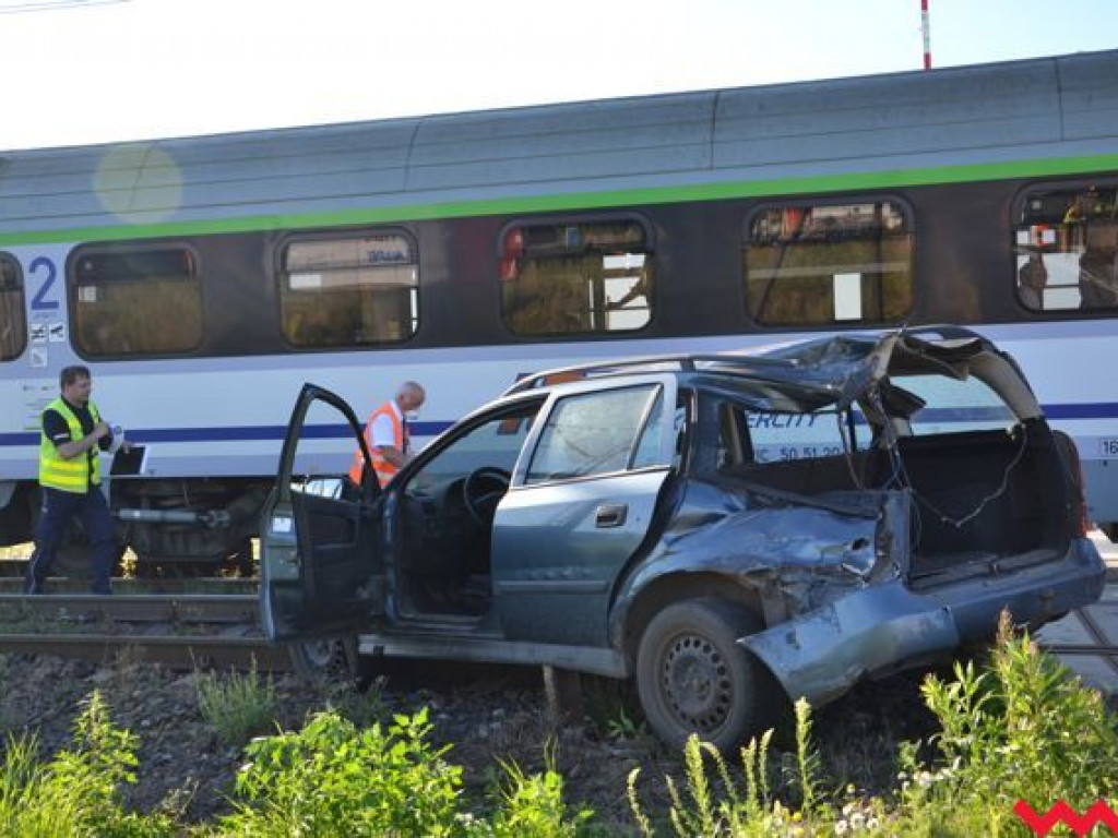 Samochód wjechał pod jadący pociąg Intercity. Jedna osoba ranna