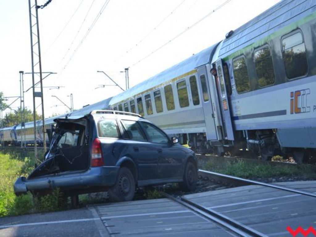 Samochód wjechał pod jadący pociąg Intercity. Jedna osoba ranna
