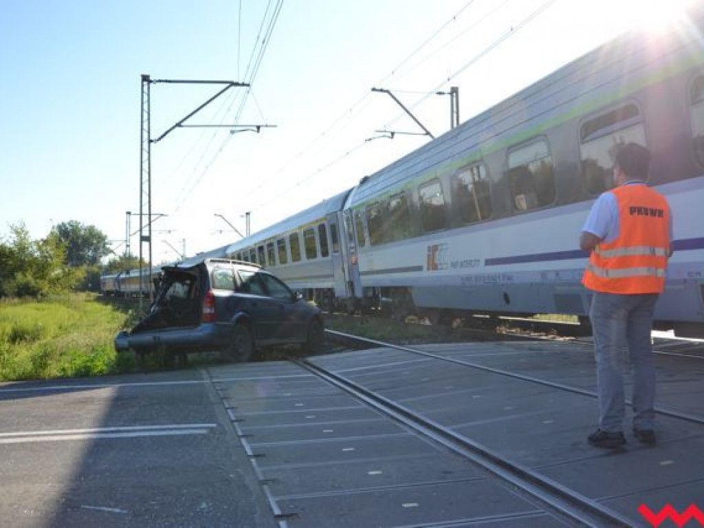 Samochód wjechał pod jadący pociąg Intercity. Jedna osoba ranna