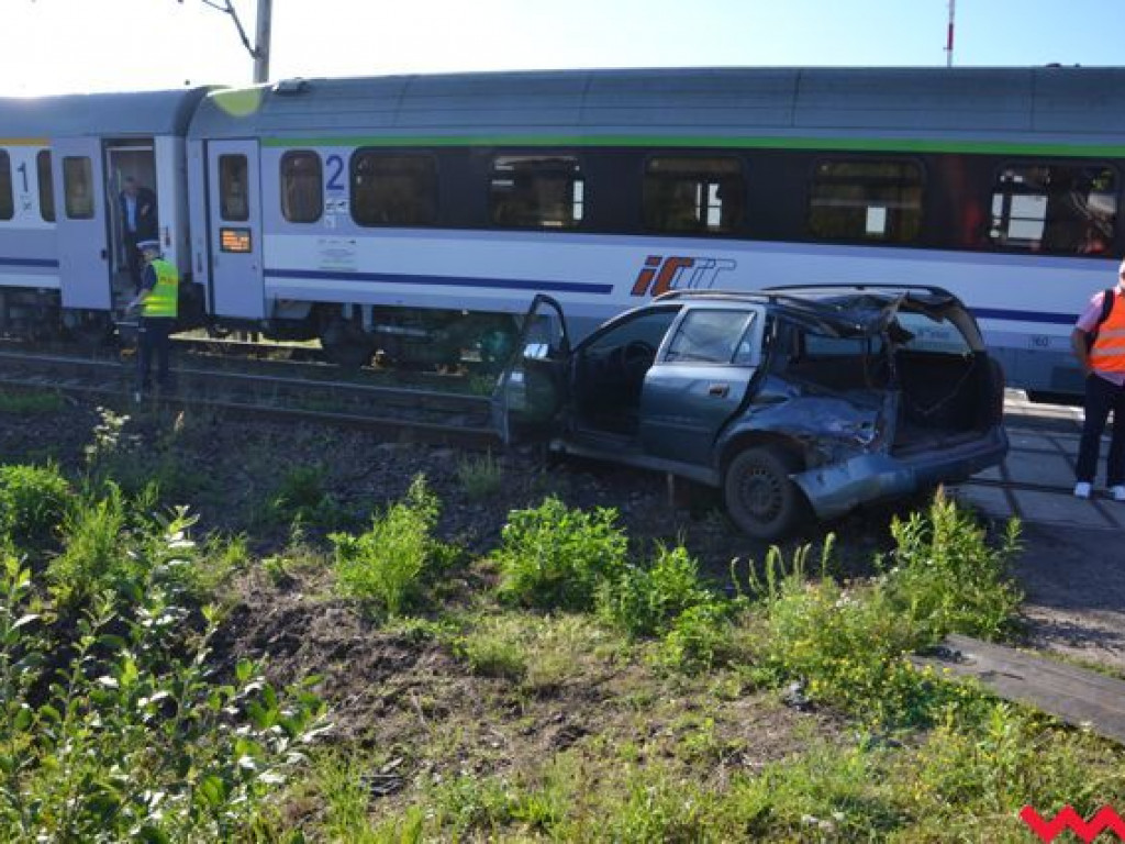 Samochód wjechał pod jadący pociąg Intercity. Jedna osoba ranna