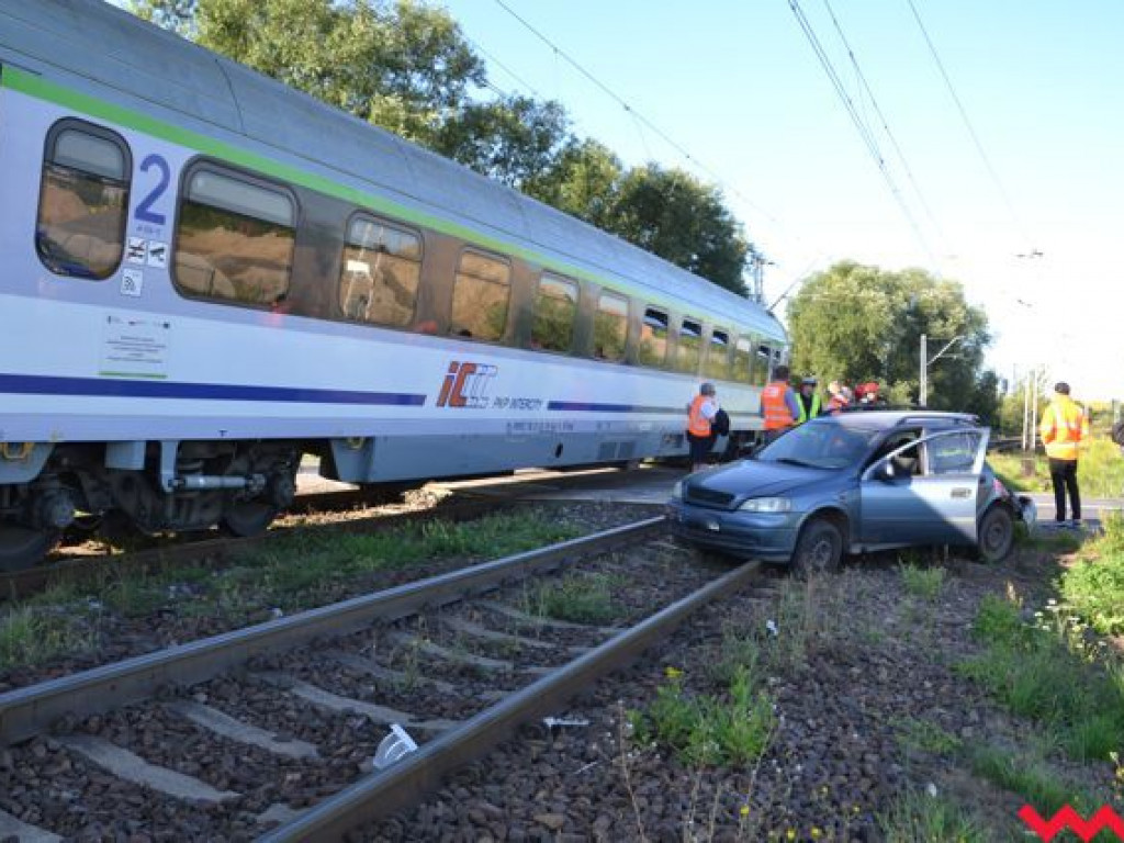 Samochód wjechał pod jadący pociąg Intercity. Jedna osoba ranna