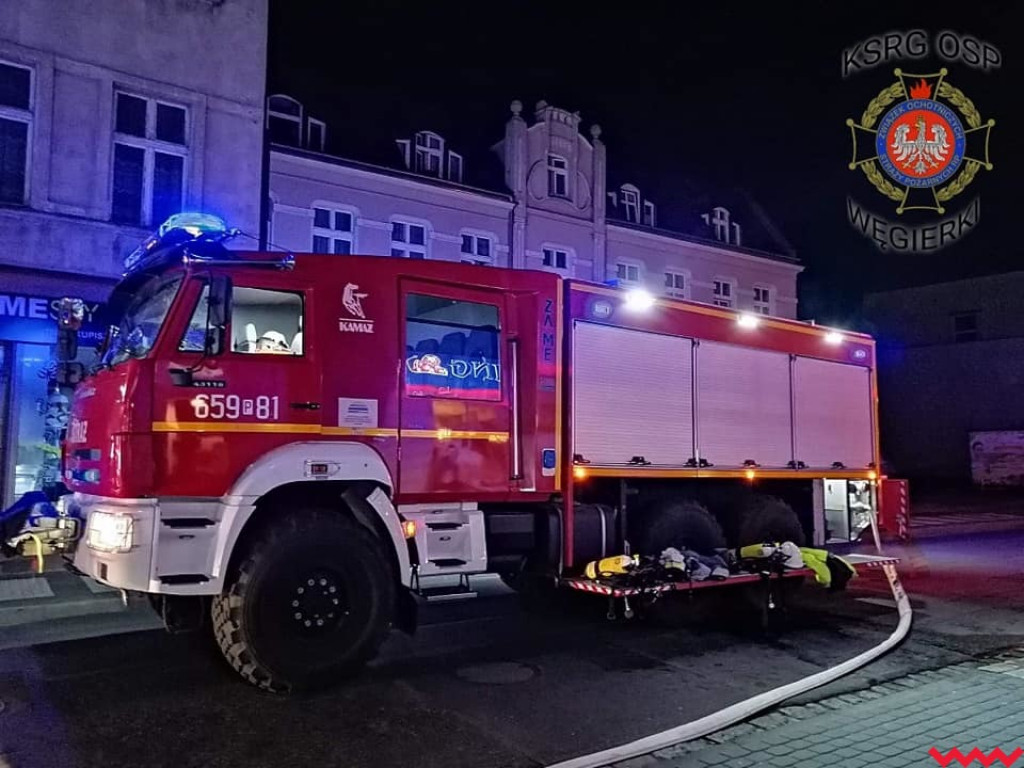 Nocny pożar kamienicy w centrum Wrześni. Skończyło się na stratach materialnych