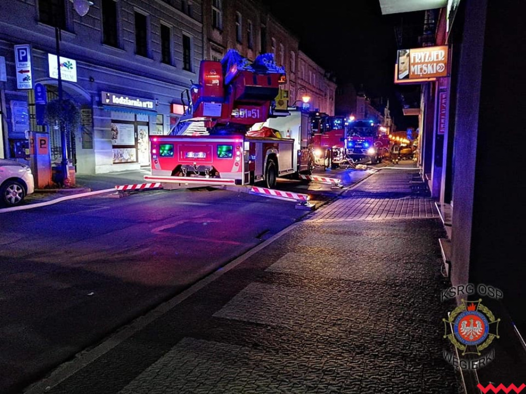 Nocny pożar kamienicy w centrum Wrześni. Skończyło się na stratach materialnych