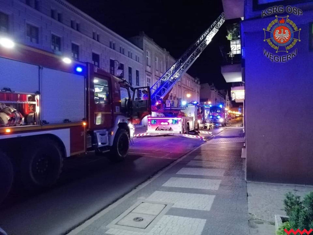 Nocny pożar kamienicy w centrum Wrześni. Skończyło się na stratach materialnych