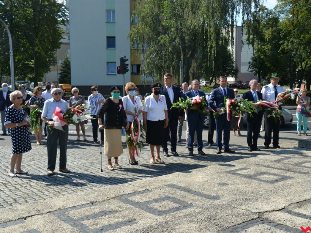 Komplet delegacji i pokłonów na wrzesińskim Święcie Wojska Polskiego