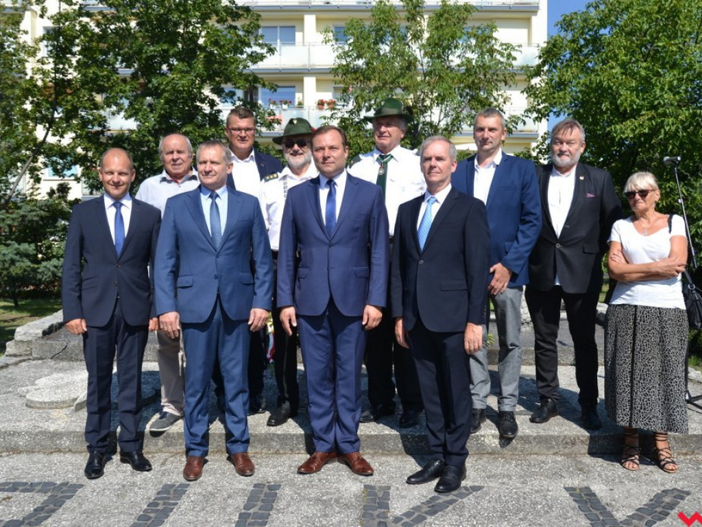 Komplet delegacji i pokłonów na wrzesińskim Święcie Wojska Polskiego