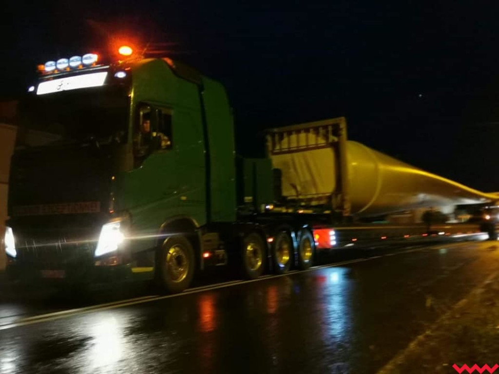 Nocny transport wielkich elementów wiatraków przez Borzykowo
