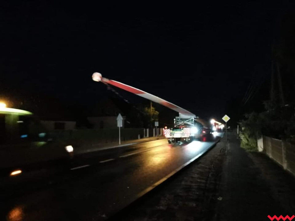 Nocny transport wielkich elementów wiatraków przez Borzykowo