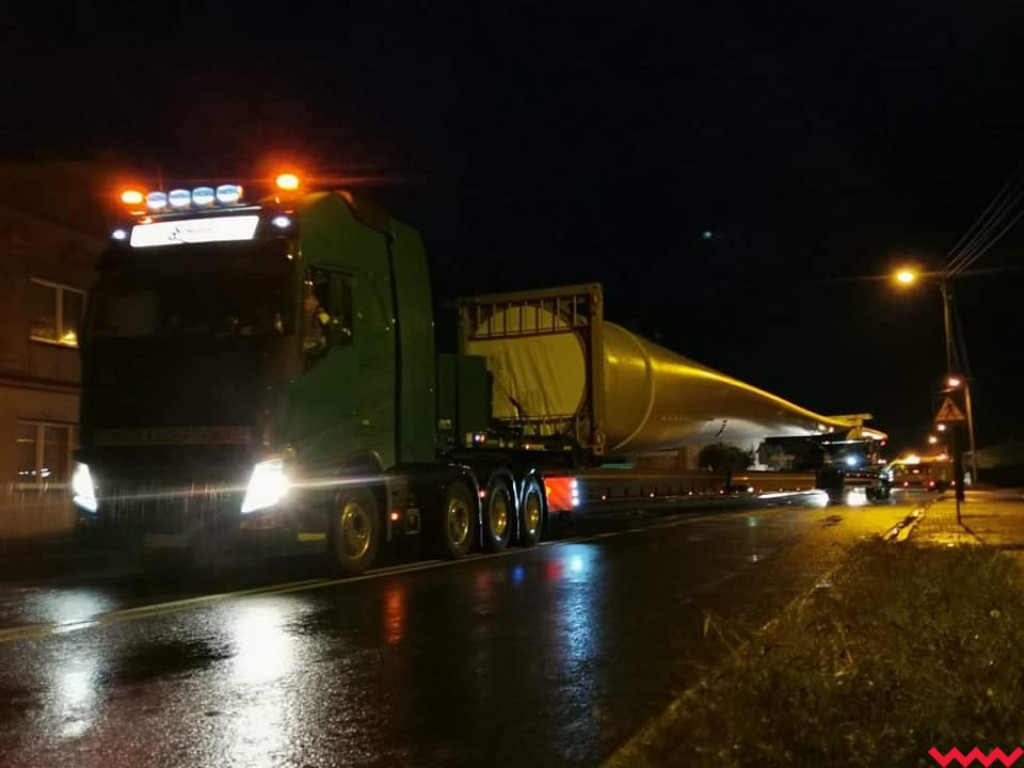 Nocny transport wielkich elementów wiatraków przez Borzykowo