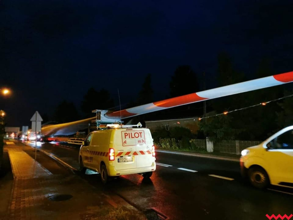 Nocny transport wielkich elementów wiatraków przez Borzykowo