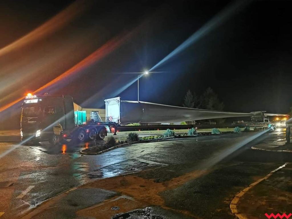 Nocny transport wielkich elementów wiatraków przez Borzykowo