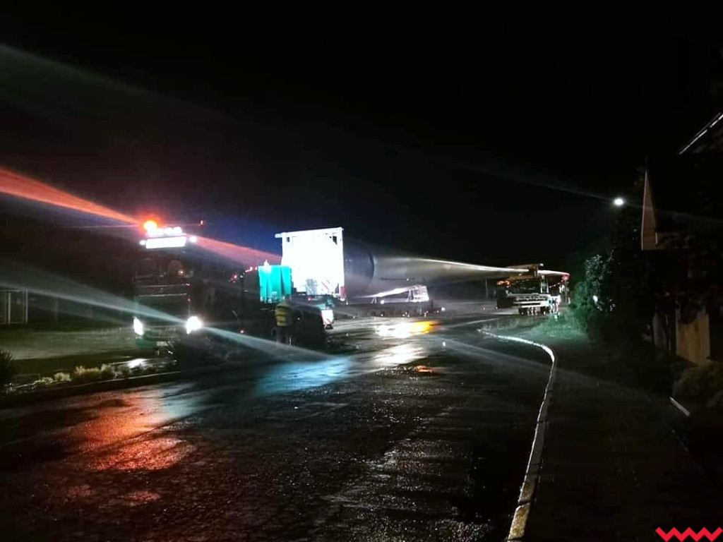Nocny transport wielkich elementów wiatraków przez Borzykowo