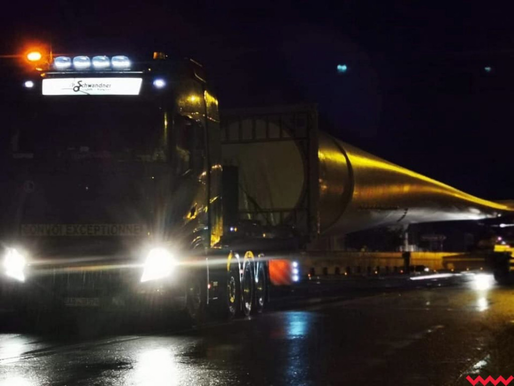 Nocny transport wielkich elementów wiatraków przez Borzykowo