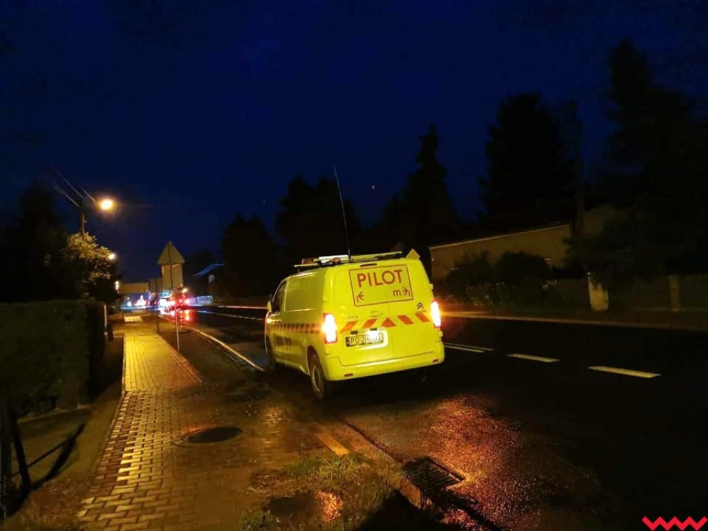 Nocny transport wielkich elementów wiatraków przez Borzykowo
