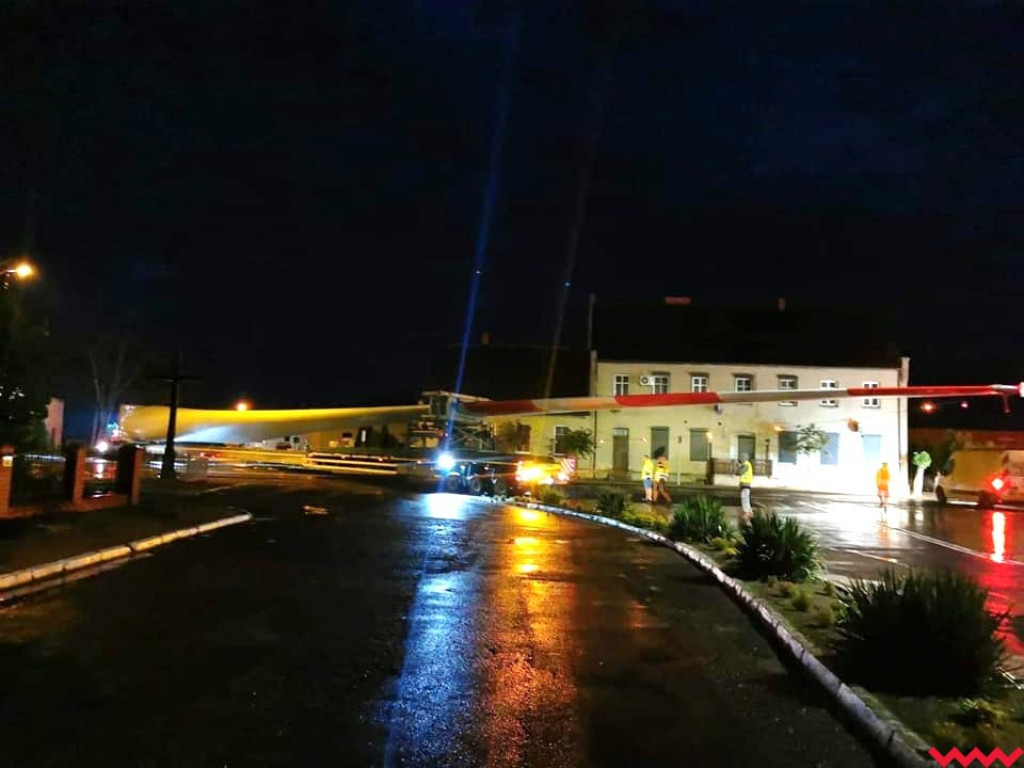 Nocny transport wielkich elementów wiatraków przez Borzykowo