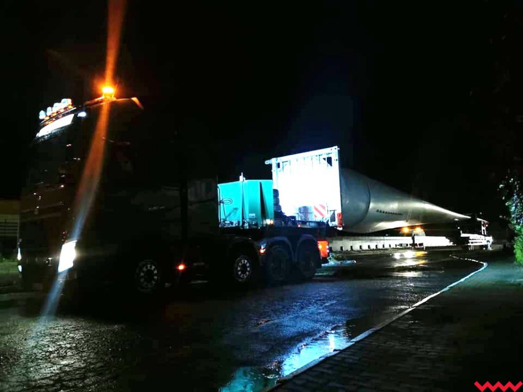 Nocny transport wielkich elementów wiatraków przez Borzykowo