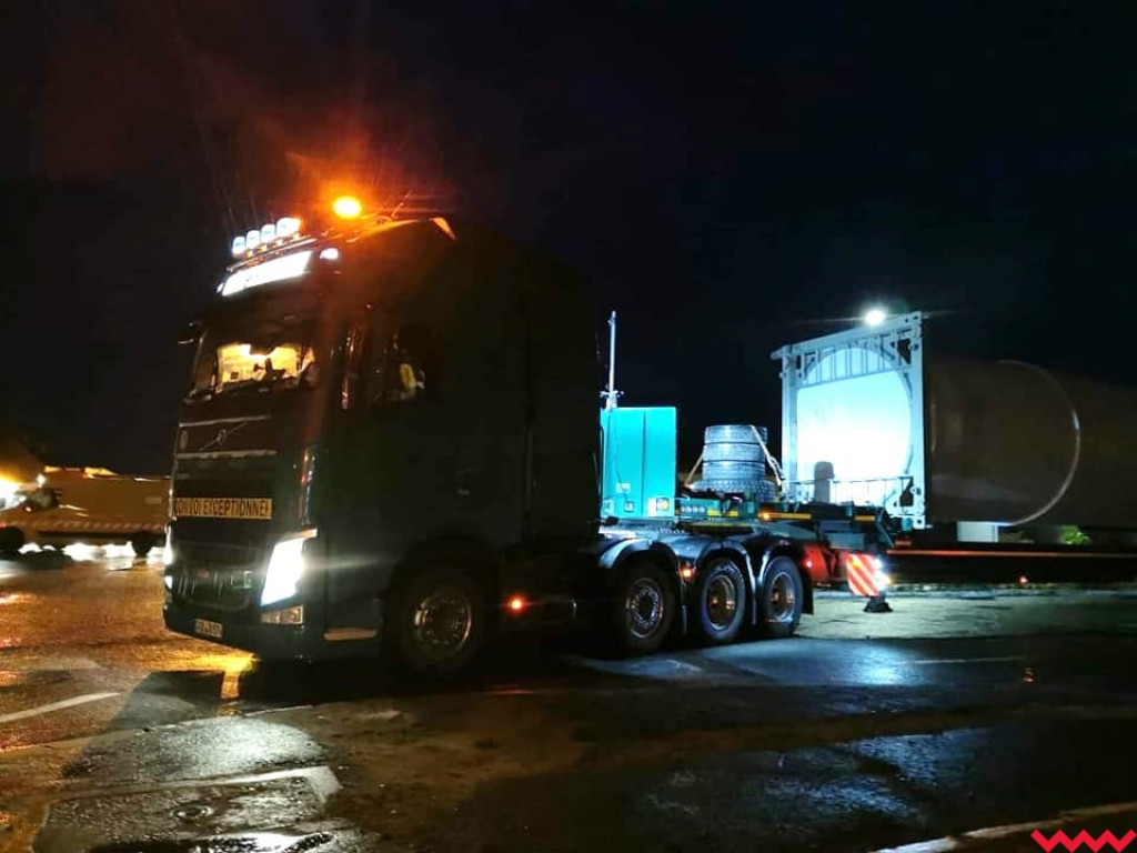 Nocny transport wielkich elementów wiatraków przez Borzykowo