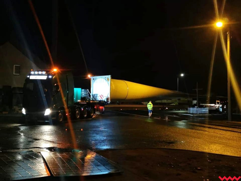 Nocny transport wielkich elementów wiatraków przez Borzykowo