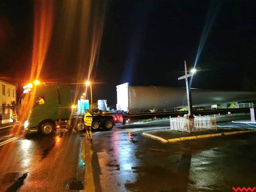Nocny transport wielkich elementów wiatraków przez Borzykowo