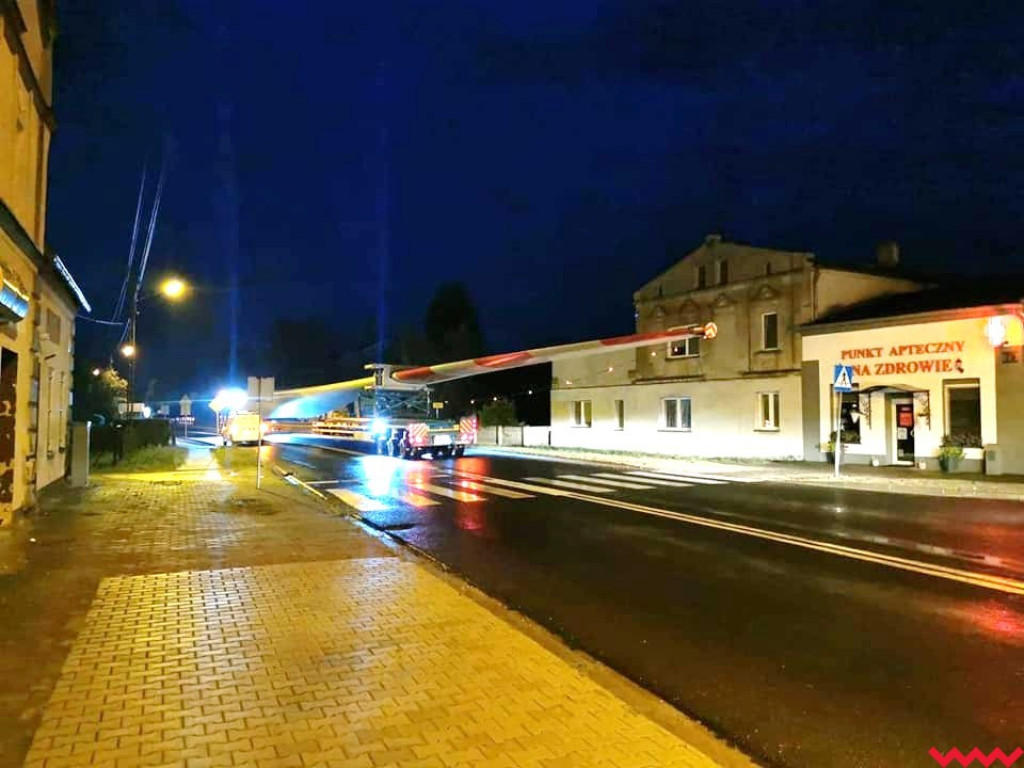 Nocny transport wielkich elementów wiatraków przez Borzykowo