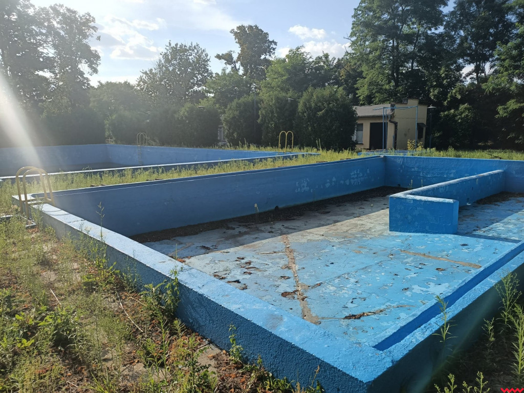 Zamknięty basen w Orzechowie popada w coraz większą ruinę