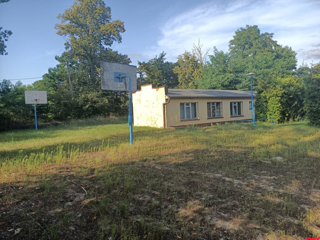 Zamknięty basen w Orzechowie popada w coraz większą ruinę
