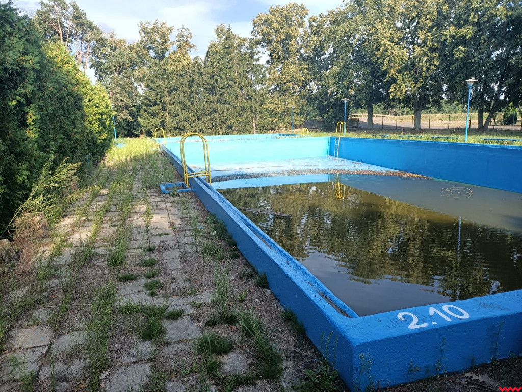 Zamknięty basen w Orzechowie popada w coraz większą ruinę