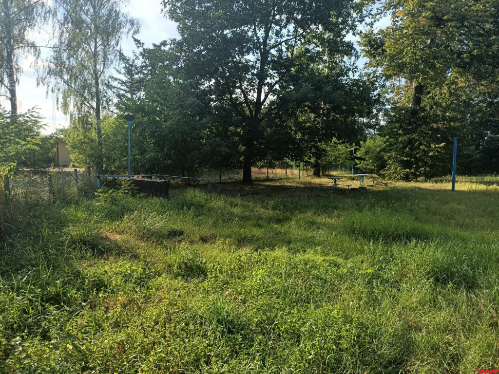 Zamknięty basen w Orzechowie popada w coraz większą ruinę