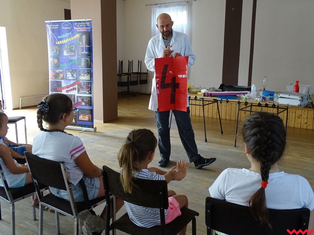 Mobilne laboratorium w Borzykowie i Krzywej Górze. Nauka przyjazna dla dzieci