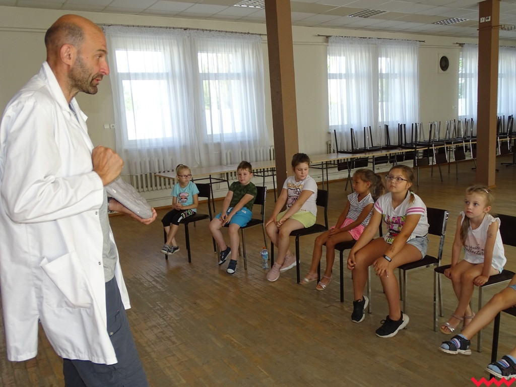 Mobilne laboratorium w Borzykowie i Krzywej Górze. Nauka przyjazna dla dzieci