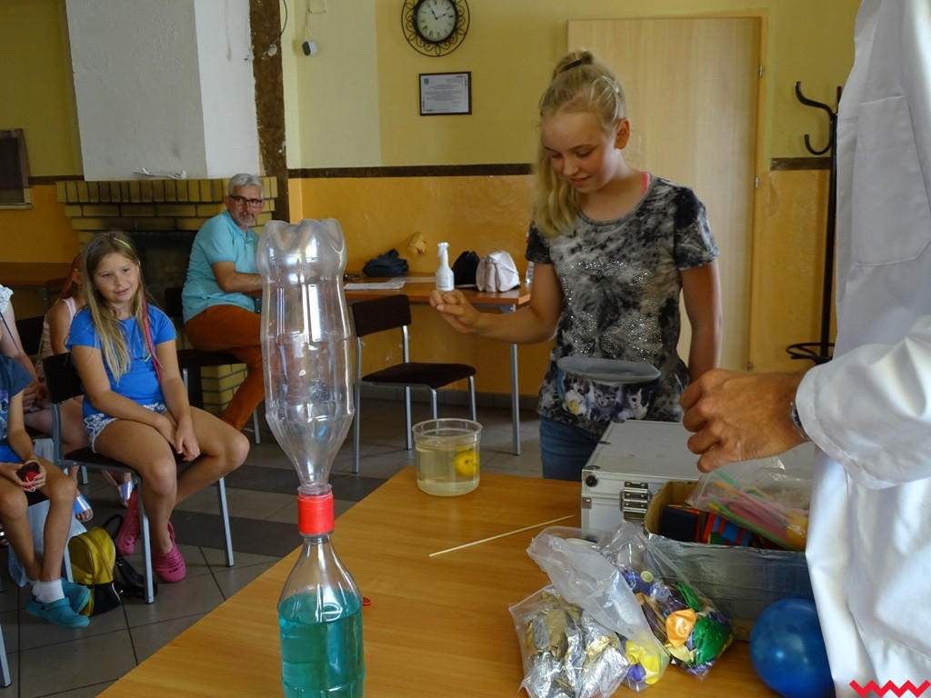 Mobilne laboratorium w Borzykowie i Krzywej Górze. Nauka przyjazna dla dzieci