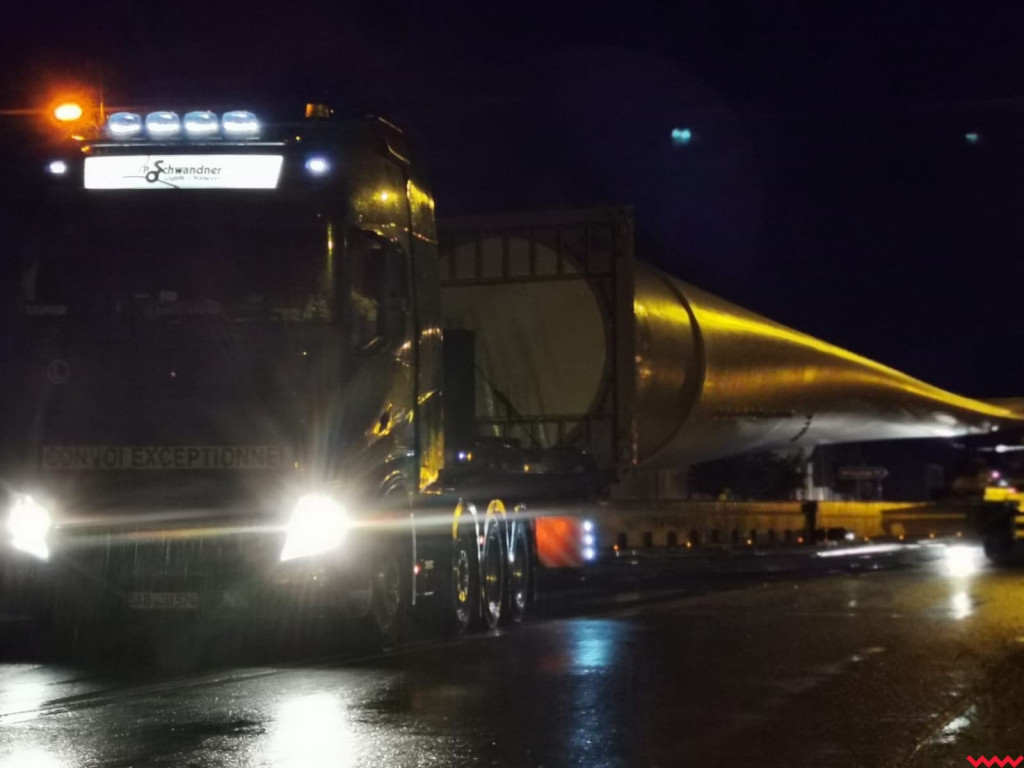 Ogromne wiatraki podróżują w elementach naszymi drogami