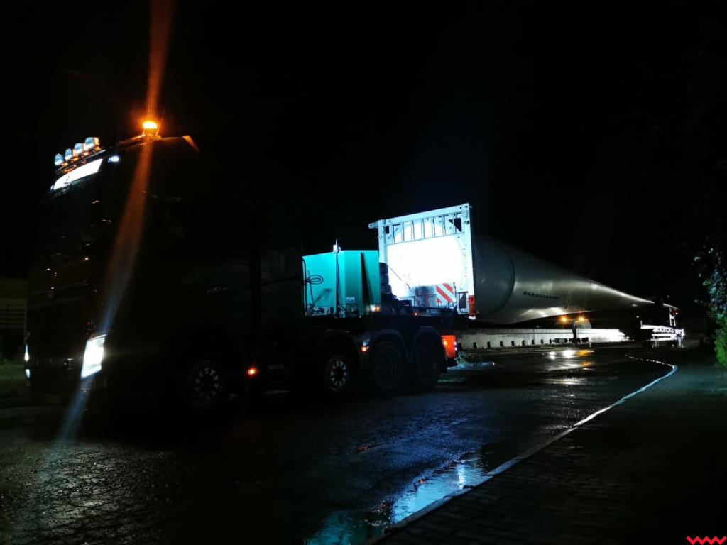 Ogromne wiatraki podróżują w elementach naszymi drogami
