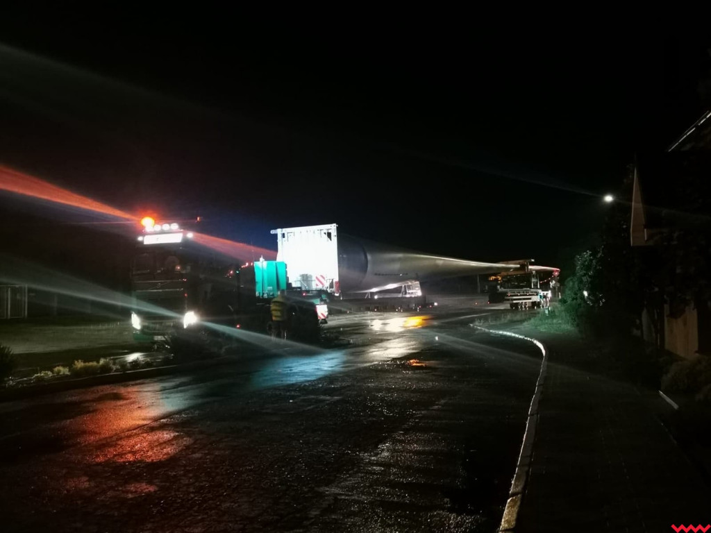 Ogromne wiatraki podróżują w elementach naszymi drogami