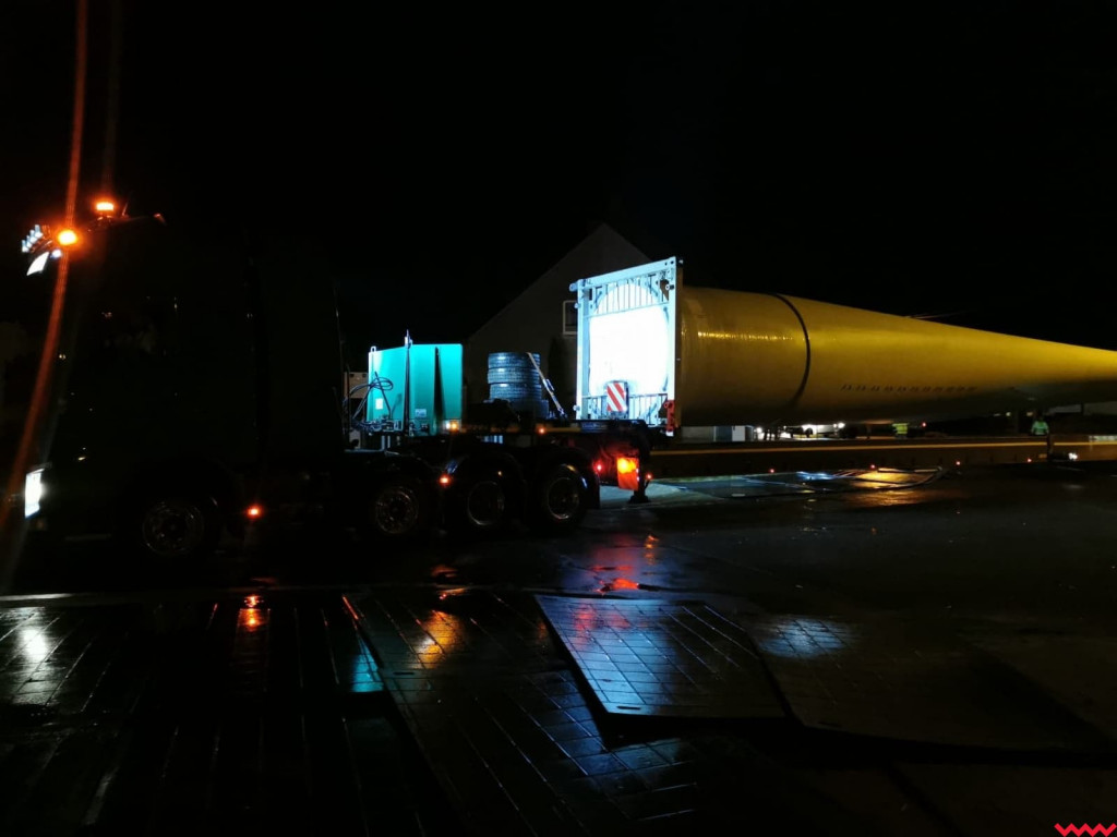 Ogromne wiatraki podróżują w elementach naszymi drogami