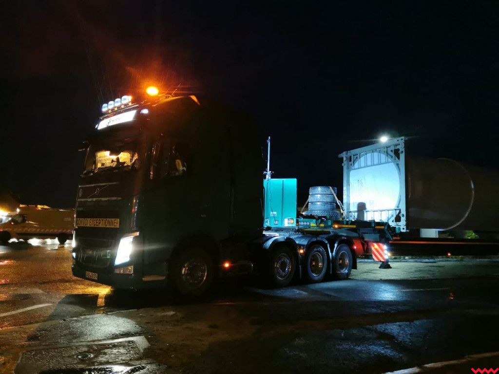 Ogromne wiatraki podróżują w elementach naszymi drogami