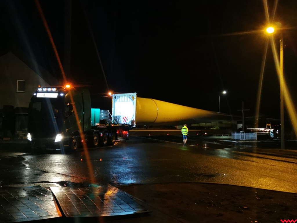 Ogromne wiatraki podróżują w elementach naszymi drogami