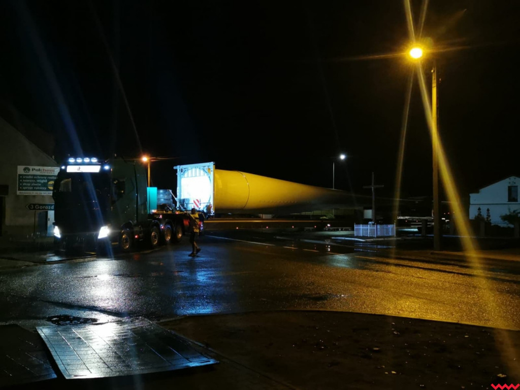 Ogromne wiatraki podróżują w elementach naszymi drogami