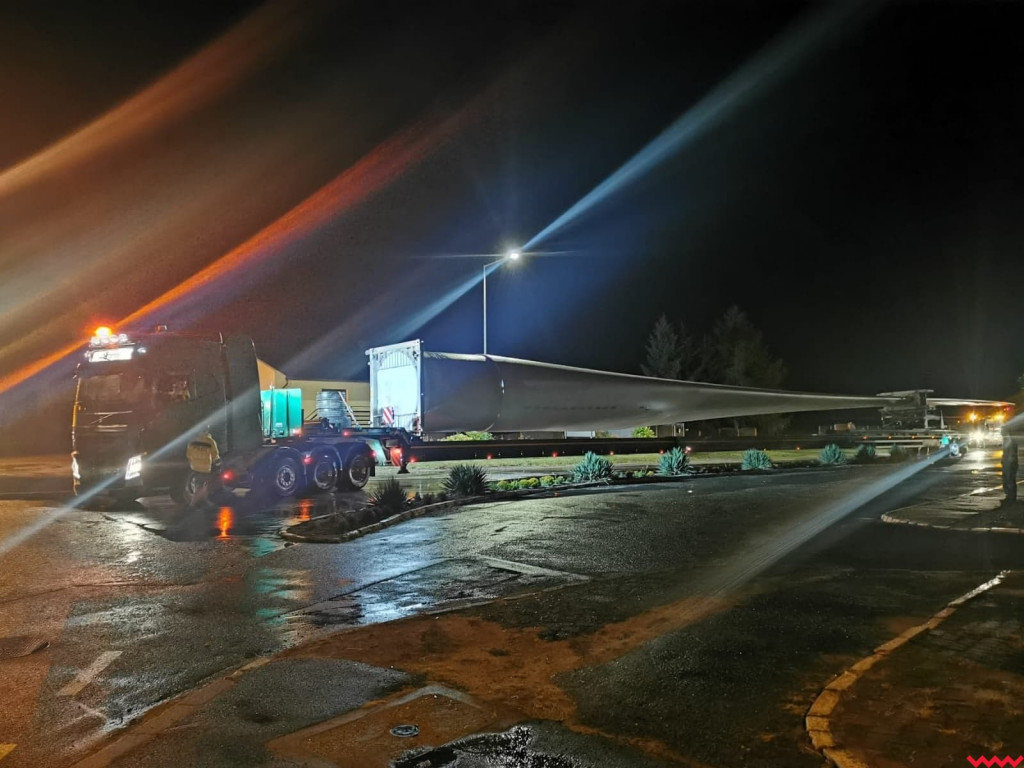 Ogromne wiatraki podróżują w elementach naszymi drogami