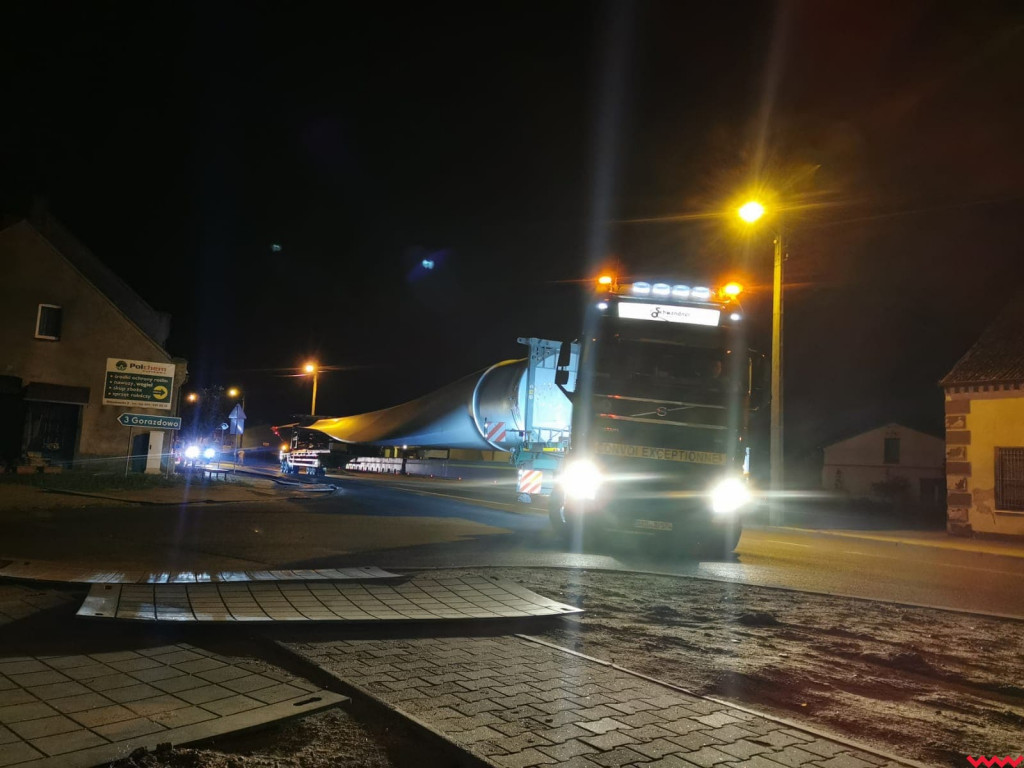 Ogromne wiatraki podróżują w elementach naszymi drogami