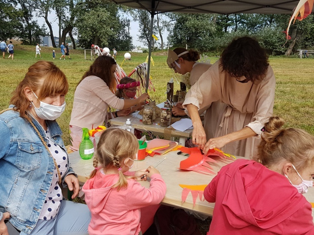 Piknikowa atmosfera na rekonstrukcyjnych warsztatach w Grzybowie