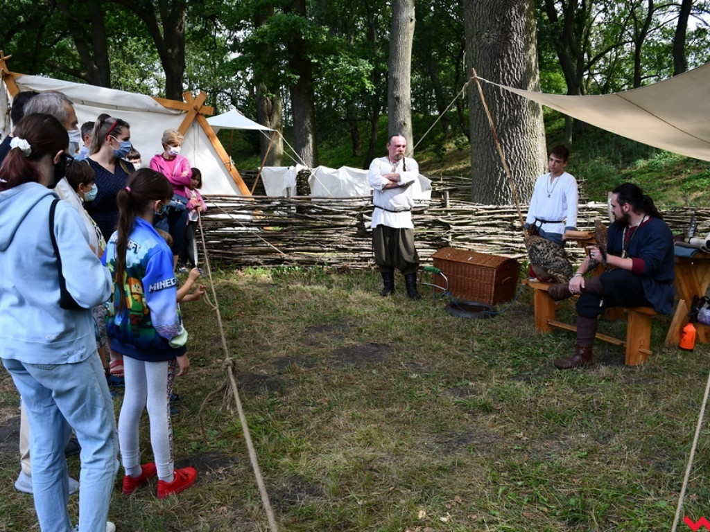 Piknikowa atmosfera na rekonstrukcyjnych warsztatach w Grzybowie