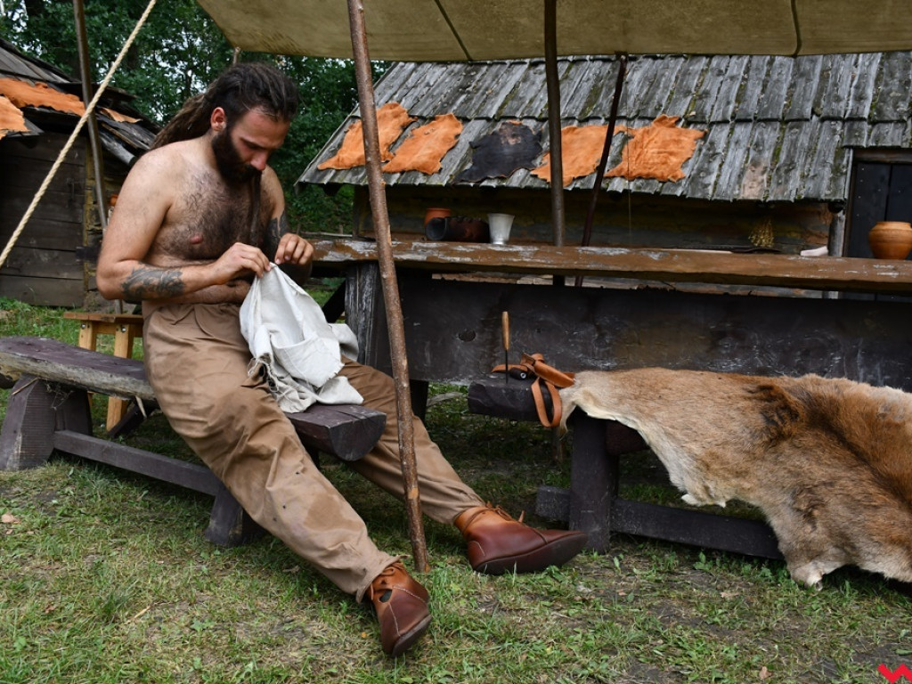 Piknikowa atmosfera na rekonstrukcyjnych warsztatach w Grzybowie