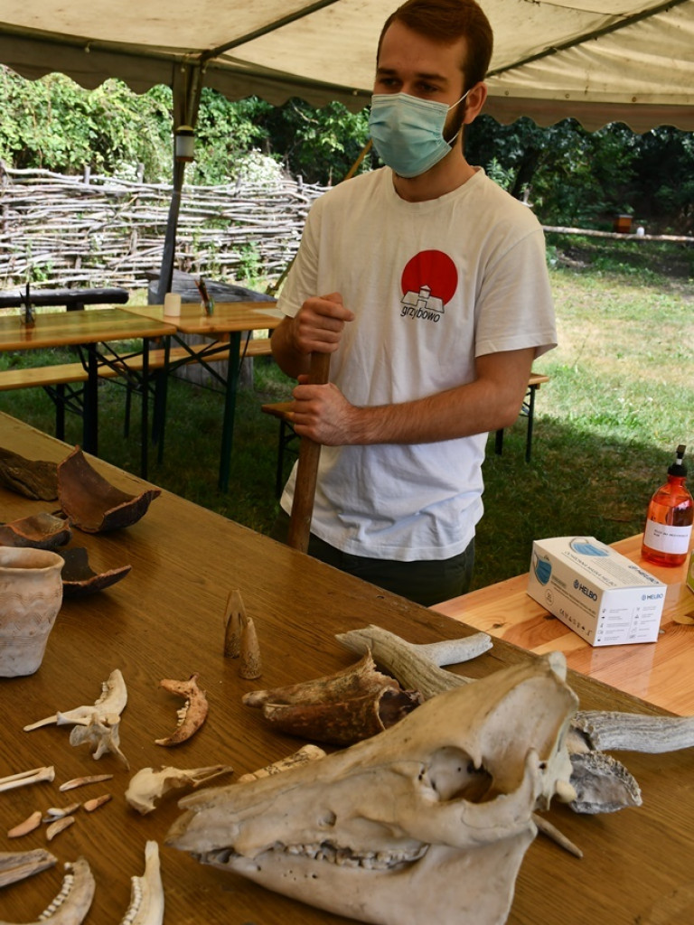 Piknikowa atmosfera na rekonstrukcyjnych warsztatach w Grzybowie