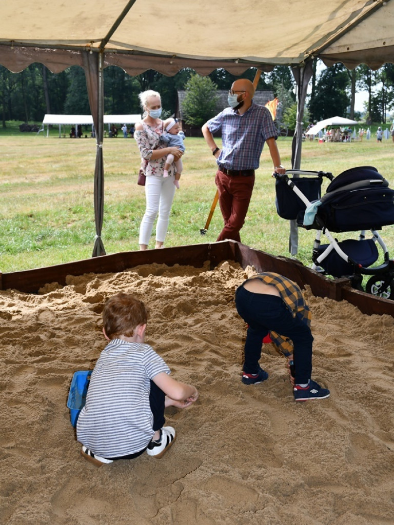Piknikowa atmosfera na rekonstrukcyjnych warsztatach w Grzybowie