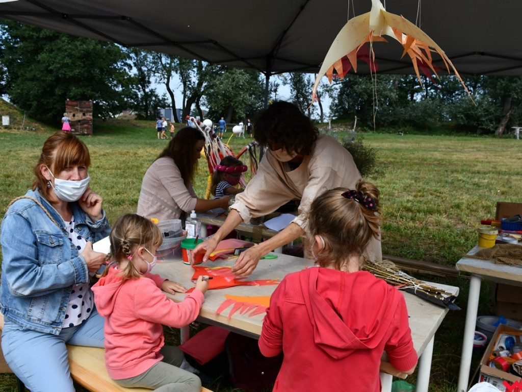 Piknikowa atmosfera na rekonstrukcyjnych warsztatach w Grzybowie