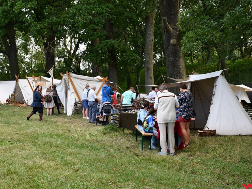 Piknikowa atmosfera na rekonstrukcyjnych warsztatach w Grzybowie