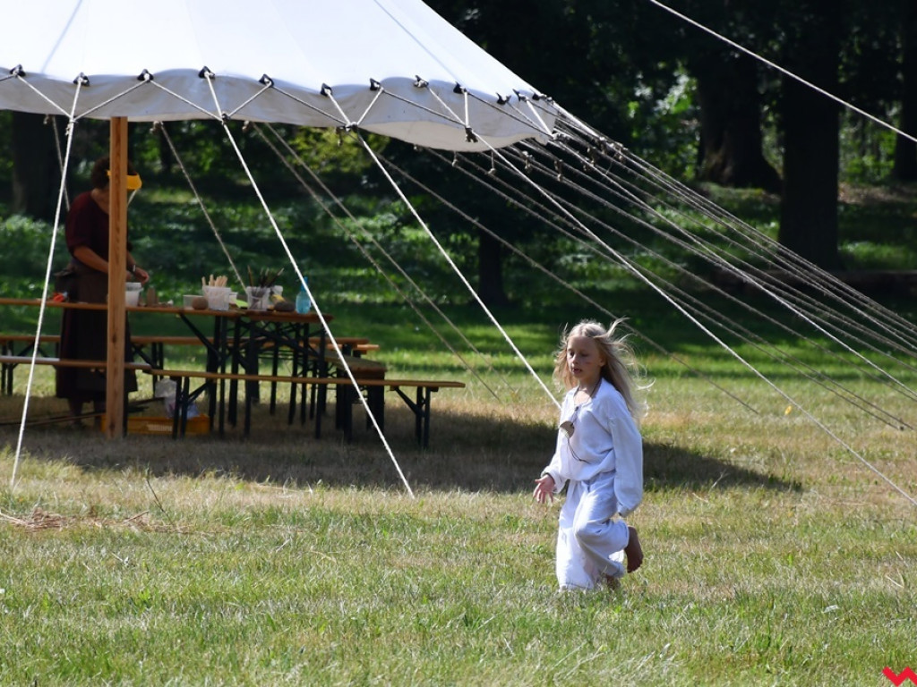 Piknikowa atmosfera na rekonstrukcyjnych warsztatach w Grzybowie